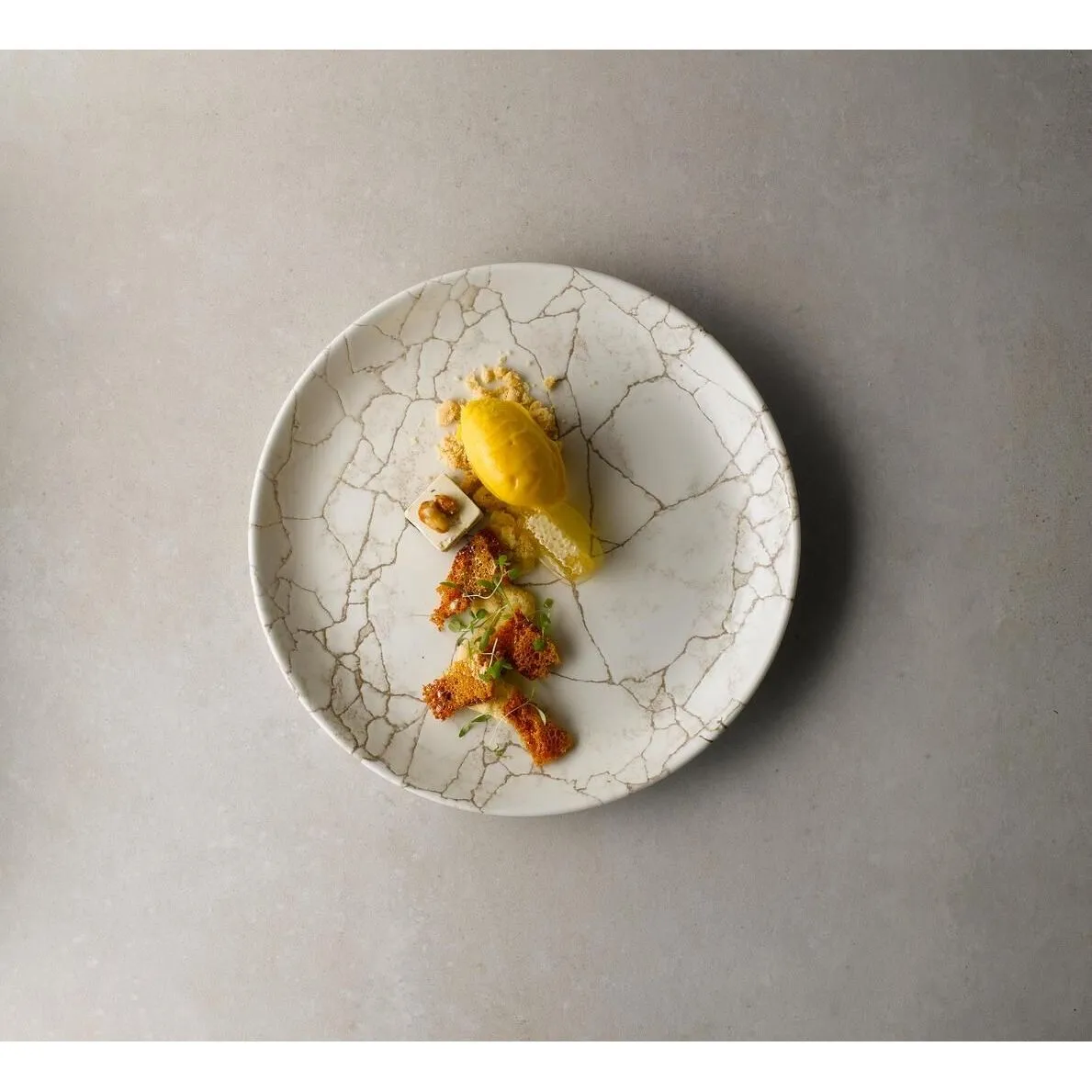 Kintsugi Agate Grey Round Coupe Plate